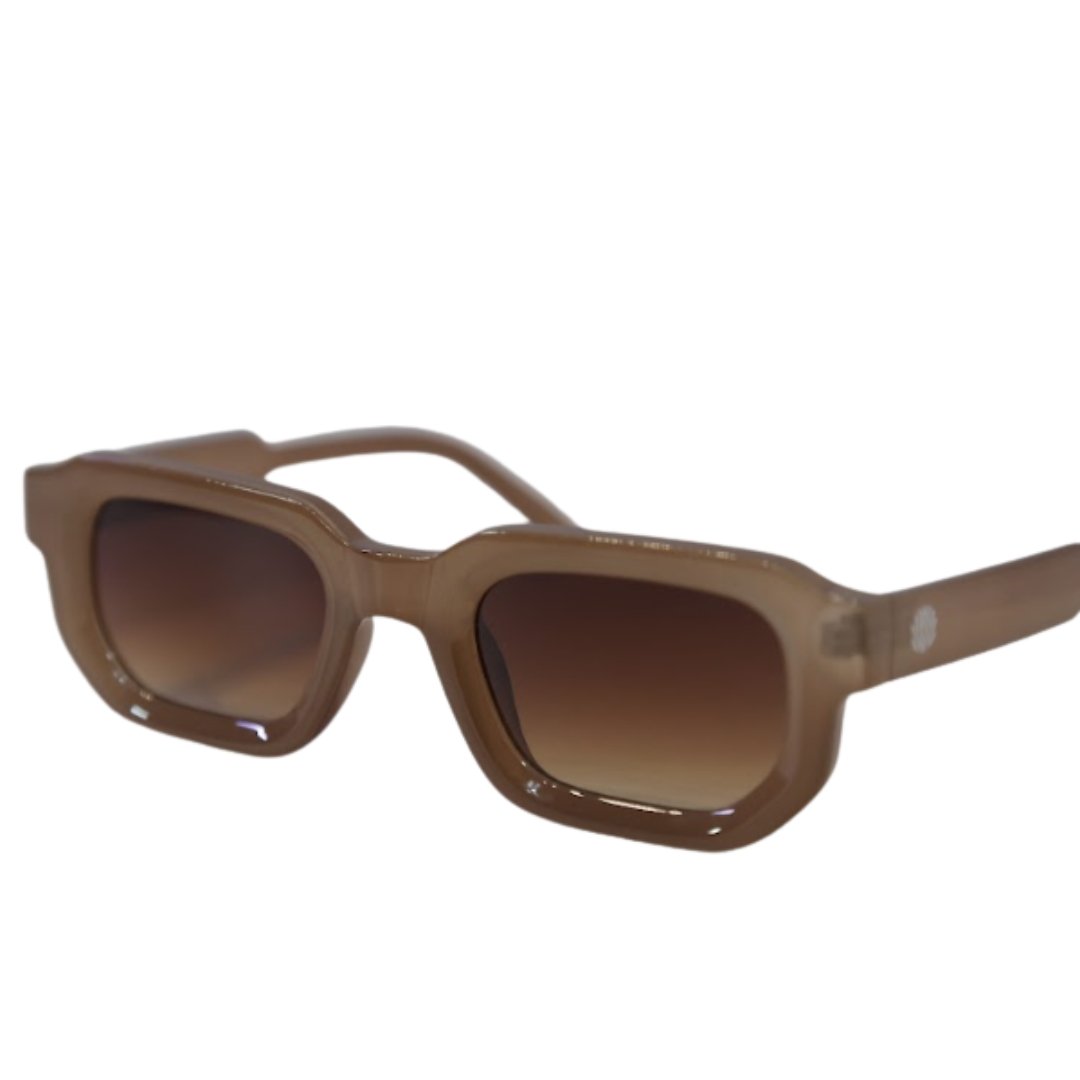 Óculos de sol Desert Rose Nude da Use Let’s Brasil, com armação quadrada em acetato nude e lentes marrom degradê, em fundo branco
