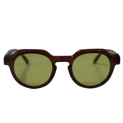 Óculos de sol modelo Titan Arum preto com lentes alaranjadas da Use Let’s Brasil, fotografado sobre fundo branco.
