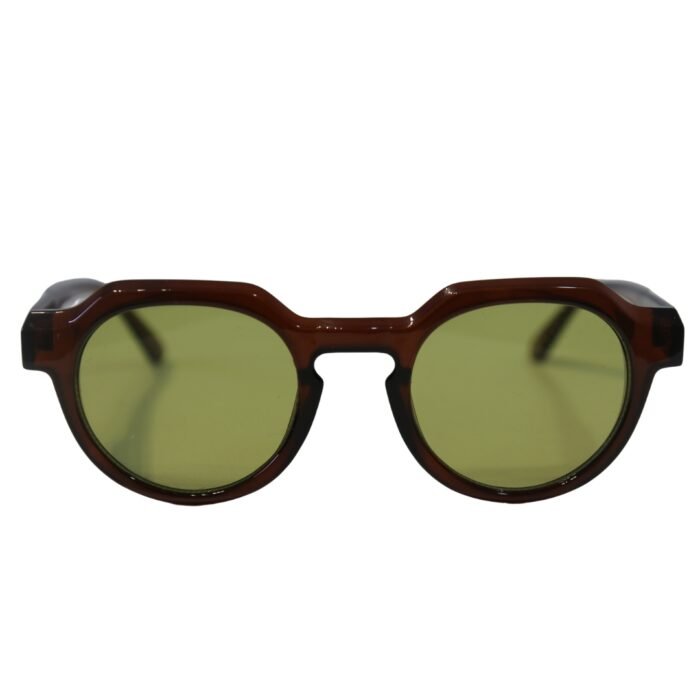 Óculos de sol modelo Titan Arum preto com lentes alaranjadas da Use Let’s Brasil, fotografado sobre fundo branco.
