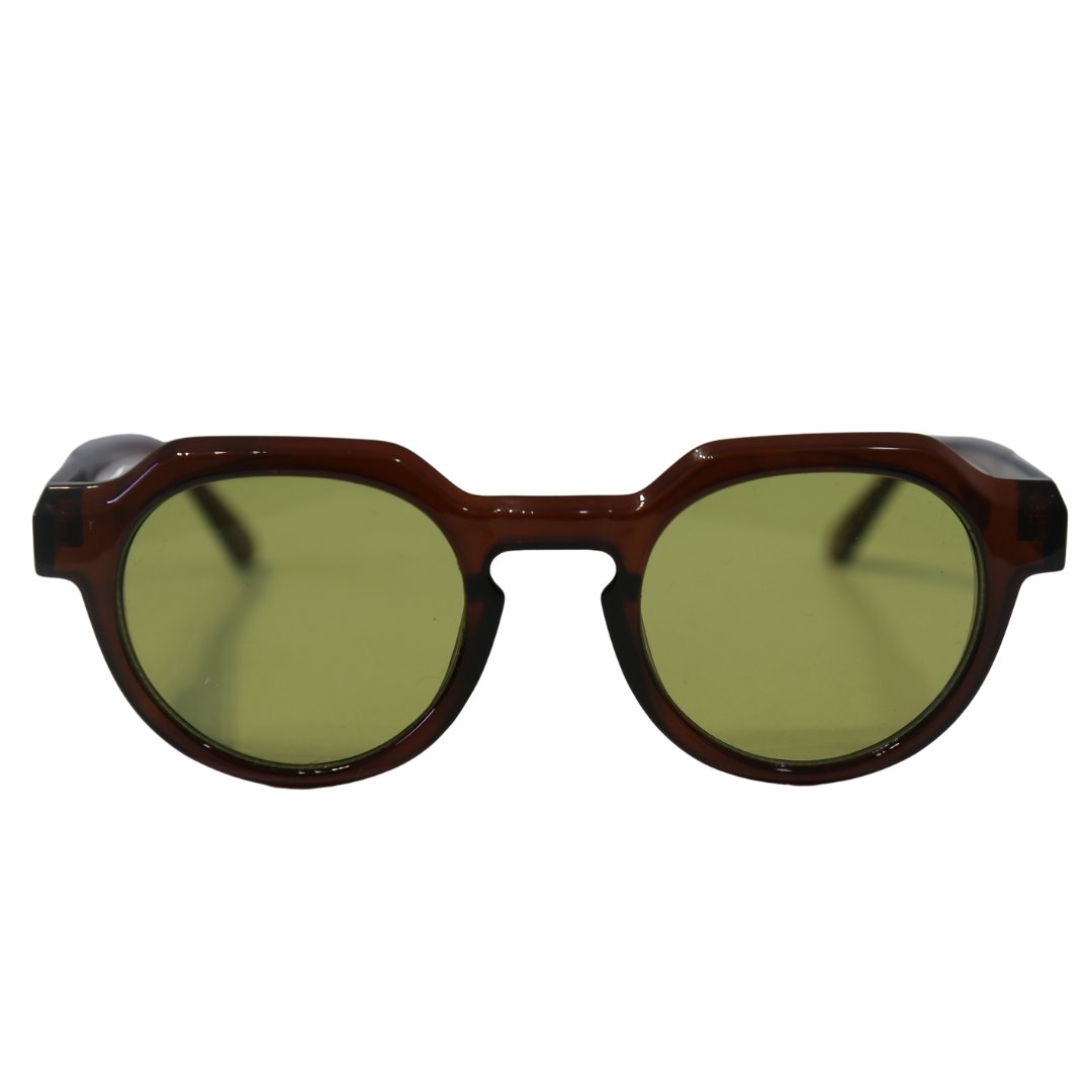 Óculos de sol modelo Titan Arum preto com lentes alaranjadas da Use Let’s Brasil, fotografado sobre fundo branco.