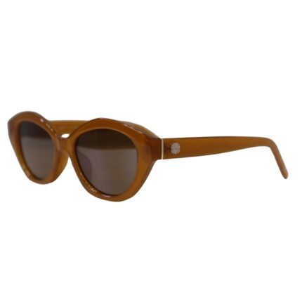 Óculos de sol Fire Lily da Use Let’s Brasil, com armação em acetato caramelo moderno e lentes marrons com proteção UV400, fotografado em fundo branco com ângulo lateral