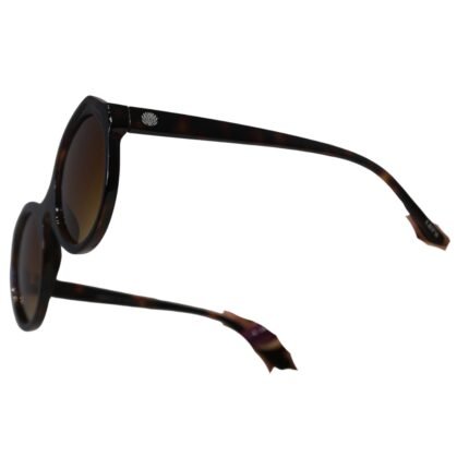 Vista lateral do óculos de sol tartaruga modelo Lady’s Slipper da Use Let’s Brasil, com armação em acetato marrom tartaruga, lentes marrons em degradê, detalhe metálico na haste e inscrição Let’s na ponta da haste, sobre fundo branco neutro