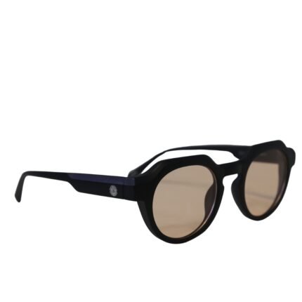 Óculos de sol Titan Arum Preto da Use Let’s Brasil, com armação em acetato preto fosco e lentes alaranjadas, sobre fundo branco