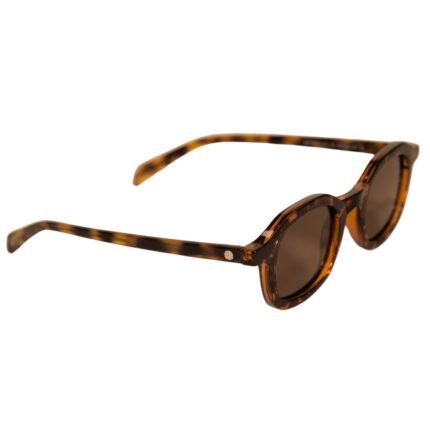 Vista lateral do óculos de sol tartaruga modelo Calla da Use Let’s Brasil, com armação em acetato marrom tartaruga, lentes marrons, detalhe metálico na haste e design levemente geométrico, sobre fundo branco neutro