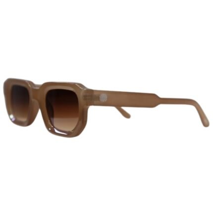 Vista lateral dos óculos Desert Rose Nude da Use Let’s Brasil, armação retangular em acetato nude e lentes marrom degradê, com logo metálico na haste