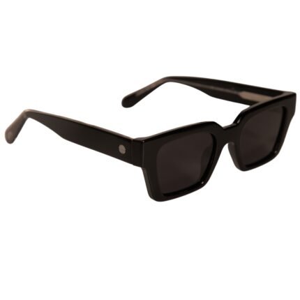 Óculos de sol preto modelo Martagon da Use Let’s Brasil, com armação em acetato preto imponente, lentes escuras com proteção UV400 e detalhe metálico na haste, sobre fundo branco neutro