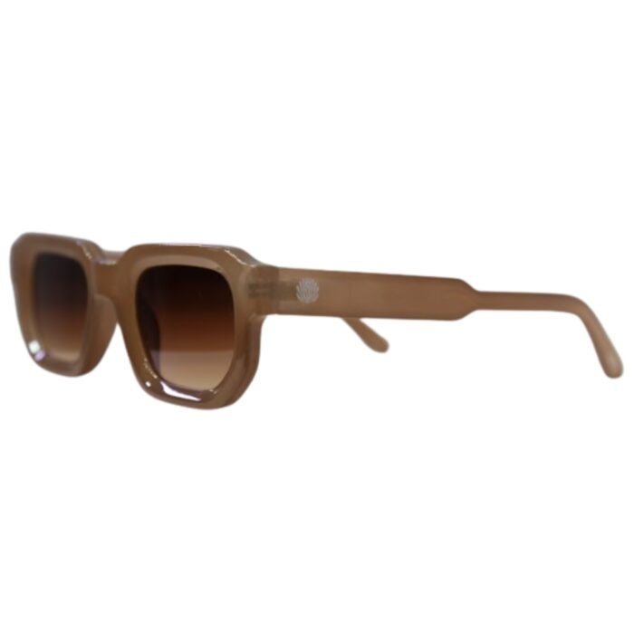 Vista lateral dos óculos Desert Rose Nude da Use Let’s Brasil, armação retangular em acetato nude e lentes marrom degradê, com logo metálico na haste