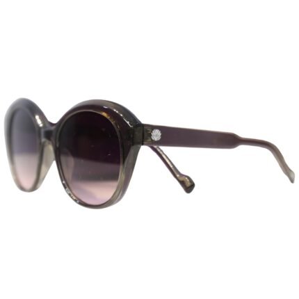 Óculos de sol modelo Blue Puya na cor cinza, vista lateral, com hastes grossas, lentes degradê arroxeadas e detalhe do logo da Use Let’s Brasil.