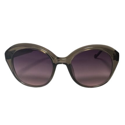 Óculos de sol modelo Blue Puya na cor cinza visto de frente, com lentes degradê em tom arroxeado, design arredondado e elegante da marca Use Let’s Brasil.