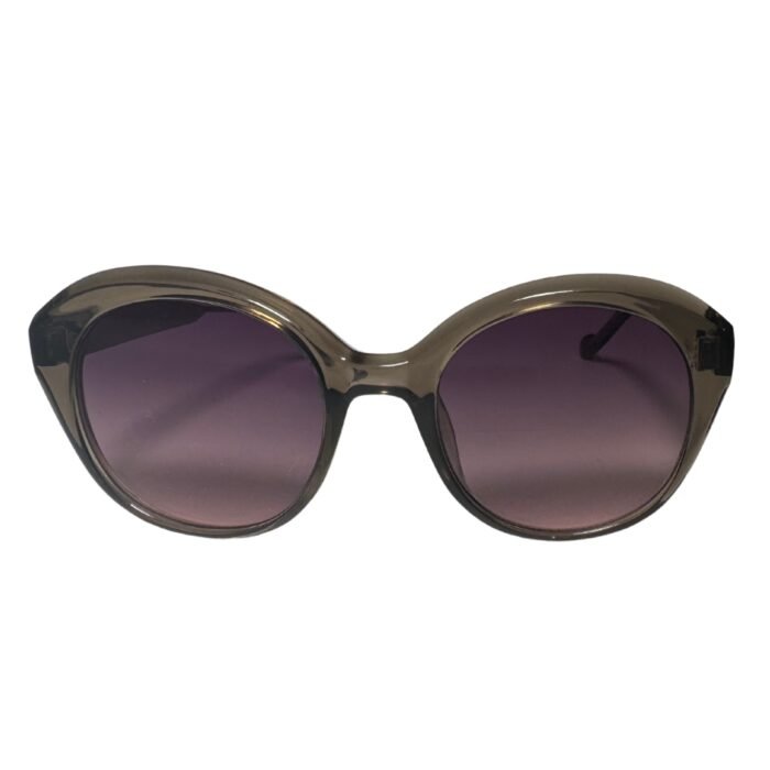 Óculos de sol modelo Blue Puya na cor cinza visto de frente, com lentes degradê em tom arroxeado, design arredondado e elegante da marca Use Let’s Brasil.