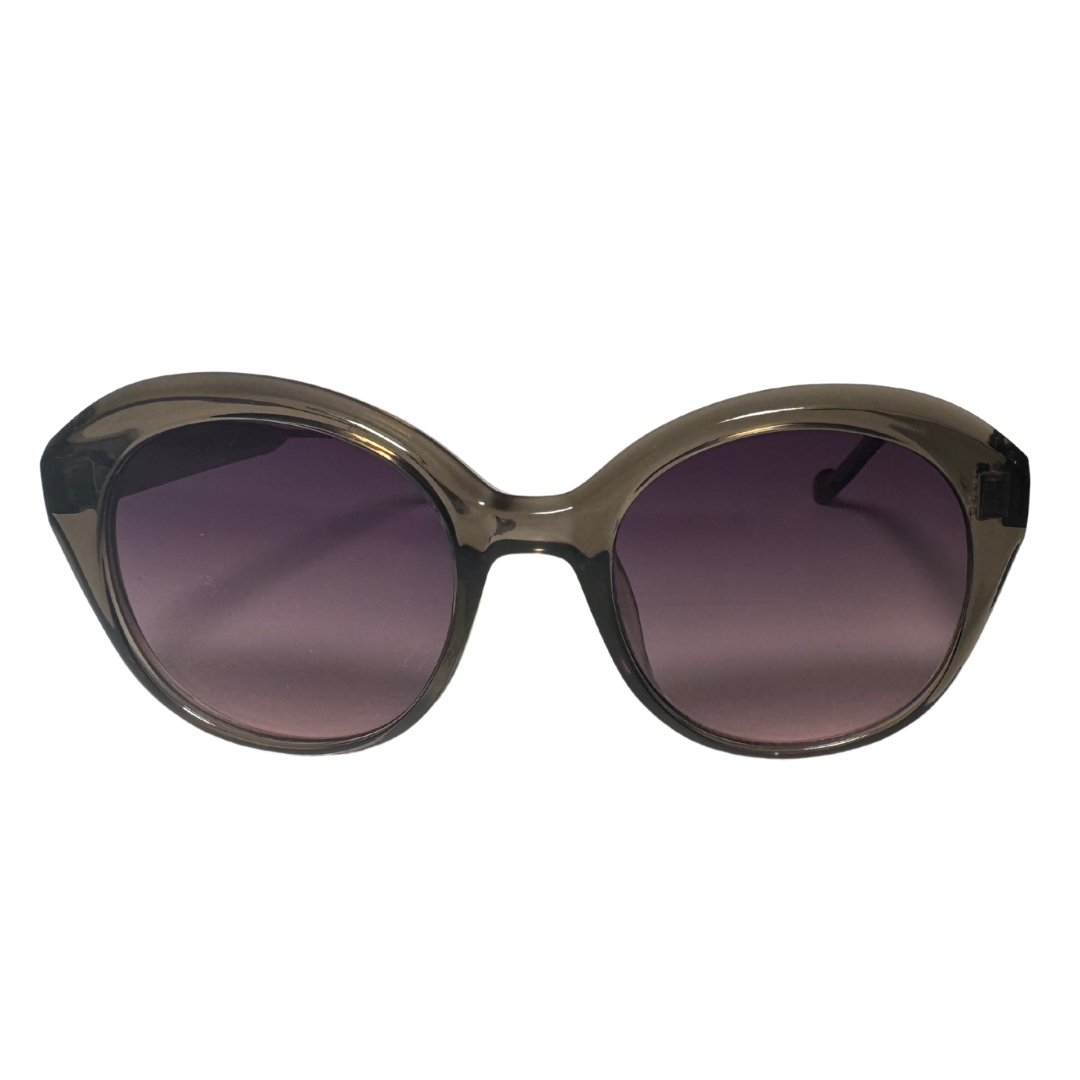 Óculos de sol modelo Blue Puya na cor cinza visto de frente, com lentes degradê em tom arroxeado, design arredondado e elegante da marca Use Let’s Brasil.