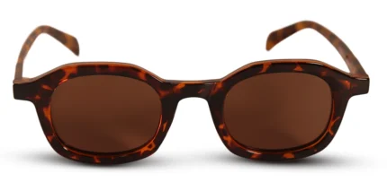 Óculos de sol tartaruga modelo Calla da Use Let’s Brasil, com armação em acetato marrom tartaruga, lentes marrons e design geométrico levemente arredondado, posicionado sobre fundo branco neutro