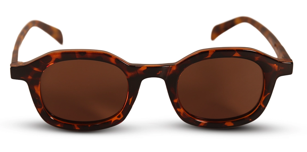 Óculos de sol tartaruga modelo Calla da Use Let’s Brasil, com armação em acetato marrom tartaruga, lentes marrons e design geométrico levemente arredondado, posicionado sobre fundo branco neutro