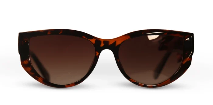 Óculos de sol tartaruga modelo Galpinii da Use Let’s Brasil, com armação em acetato marrom tartaruga, lentes marrons em degradê e design levemente arredondado, apoiado sobre fundo branco neutro