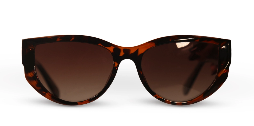 Óculos de sol tartaruga modelo Galpinii da Use Let’s Brasil, com armação em acetato marrom tartaruga, lentes marrons em degradê e design levemente arredondado, apoiado sobre fundo branco neutro