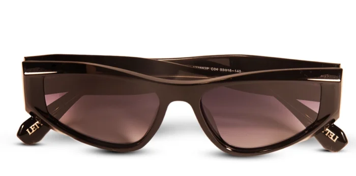 Óculos de sol preto modelo Lilium da Use Let’s Brasil, com armação em acetato preto de design levemente gatinho, lentes escuras com proteção UV400 e detalhe metálico na haste, sobre fundo branco neutro