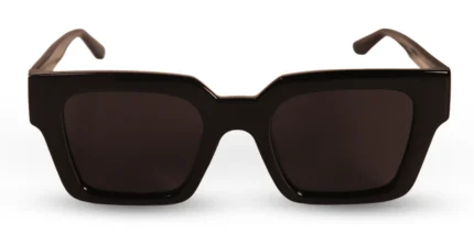 Óculos de sol preto modelo Martagon da Use Let’s Brasil visto de frente, com armação em acetato preto, lentes escuras com proteção UV400 e design geométrico marcante, sobre fundo branco neutro