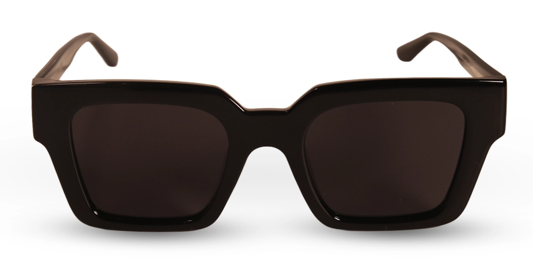 Óculos de sol preto modelo Martagon da Use Let’s Brasil visto de frente, com armação em acetato preto, lentes escuras com proteção UV400 e design geométrico marcante, sobre fundo branco neutro