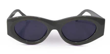 Óculos de sol Queen of the Night da Use Let's Brasil, com armação oval cinza brilhante e lentes pretas.