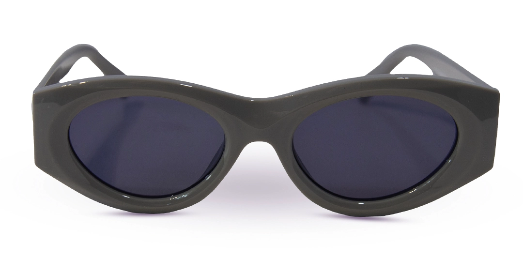 Óculos de sol Queen of the Night da Use Let's Brasil, com armação oval cinza brilhante e lentes pretas.